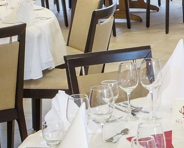 Restaurant mit einem gedeckten Tisch